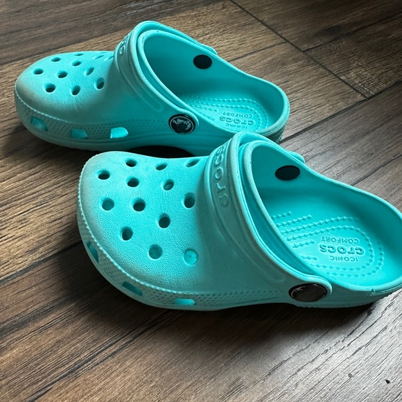 Teal kids crocs size 10 - Picture 3 of 6